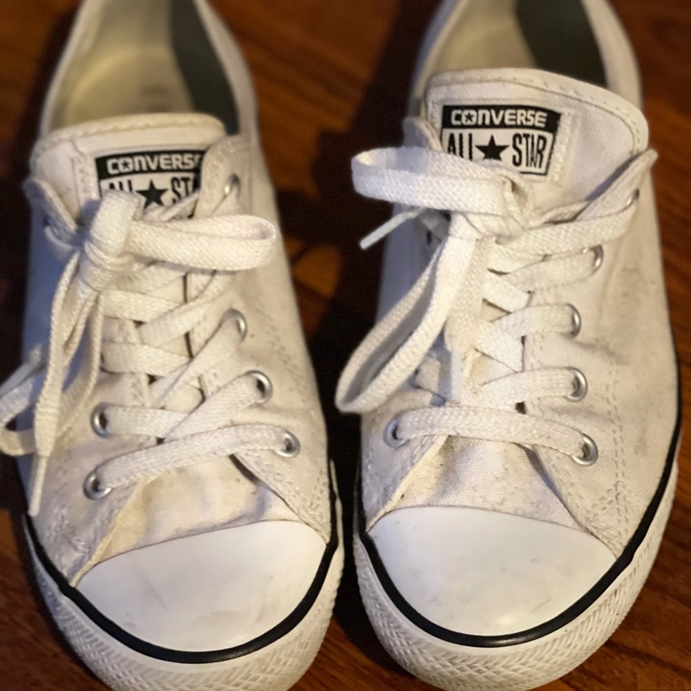 Creme colored women size 7 converse